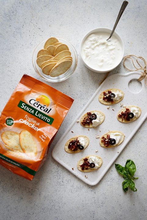 Bruschettine con pesto di pomodori secchi e stracciata di bufala