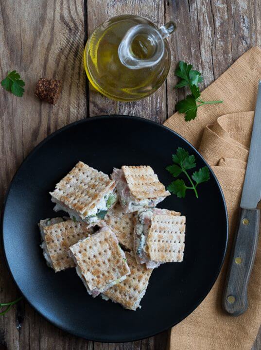 Mini quadrotti di Pane Azzimo Integrale Céréal Senza Lievito con prosciutto, formaggio e zucchine