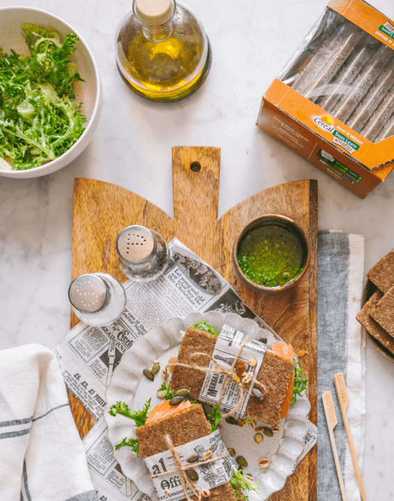 ricetta del toast norvegese con salmone e avocado
