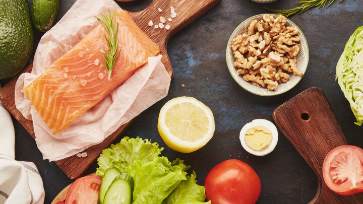 Alimenti consentiti nella dieta Low FODMAP: pesce, lattuga, pomodori, noci 