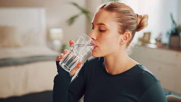 Consigli per abbassare la glicemia: bere le giuste quantità d'acqua