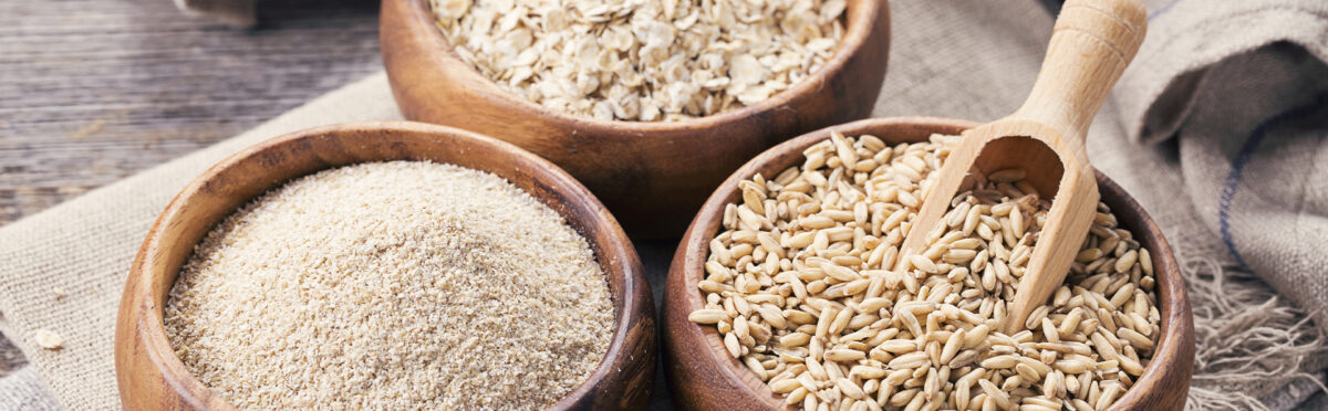 Ciotole contenenti crusca d’avena e fiocchi d’avena: comprendi le differenze