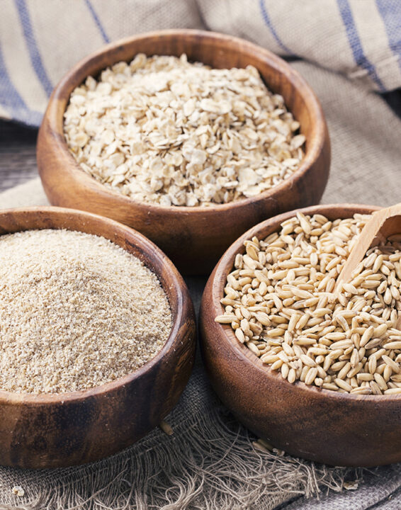 Ciotole contenenti crusca d’avena e fiocchi d’avena: comprendi le differenze