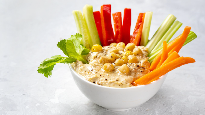 Hummus e verdure spuntino proteico salato