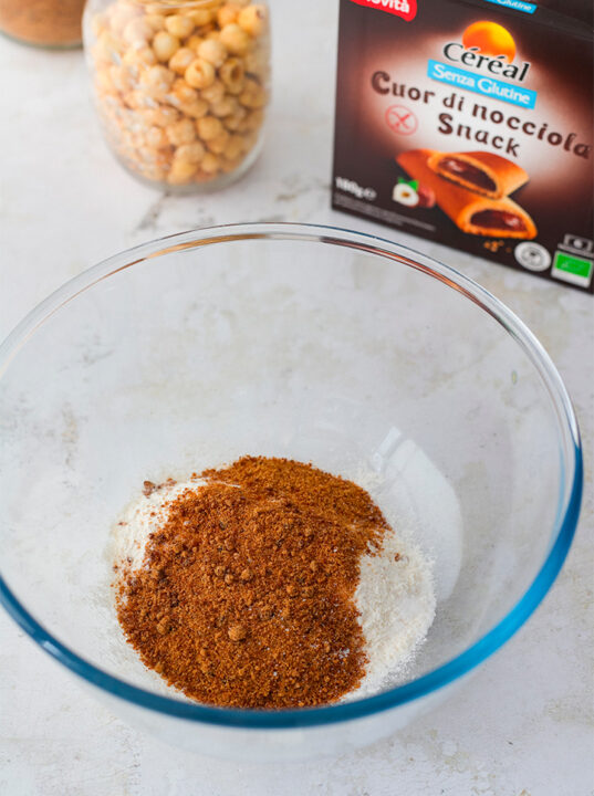 Preparazione dei muffin nocciola e cioccolato