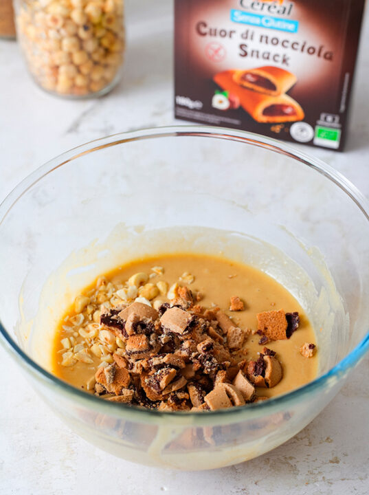 Preparazione dei muffin nocciola e cioccolato