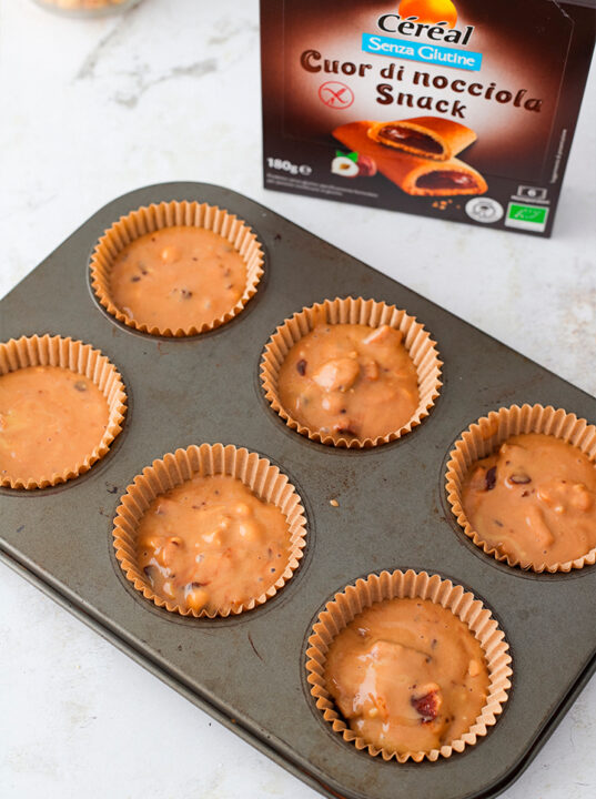 Preparazione dei muffin nocciola e cioccolato