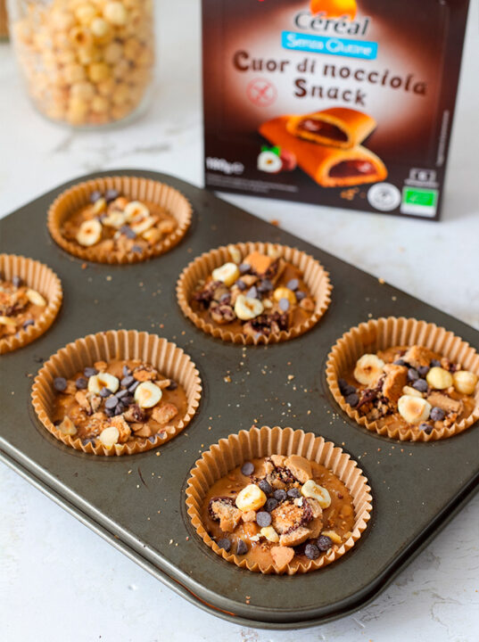 Preparazione dei muffin nocciola e cioccolato