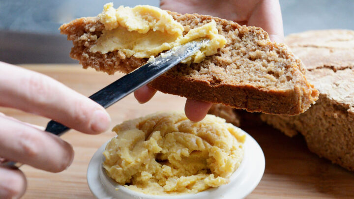 Fibre a colazione: ricetta pane di segale e hummus di ceci