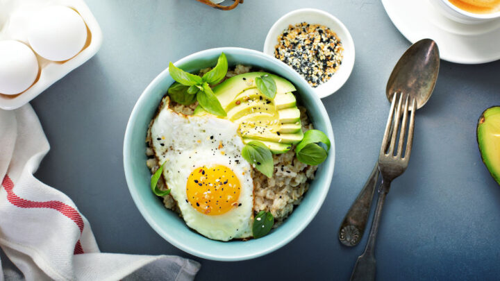 Fibre a colazione: ricetta del porridge salato con uova e avocado