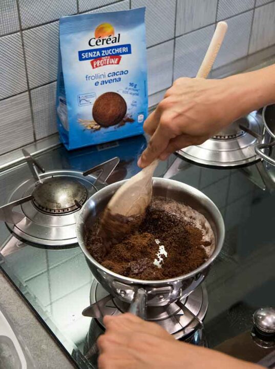 Preparazione Cheesecake Fredda di Cioccolato: step 2