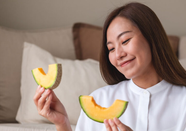  Donna che mangia la sua porzione di melone: scopri quanto mangiarne al giorno
