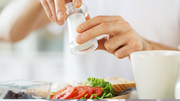 Sale iposodico utilizzato come sostituto del sale normale per condire