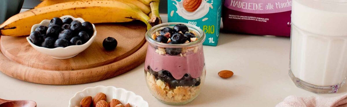 Ricetta Smoothie Banana Mirtilli con Crumble di Mandorle