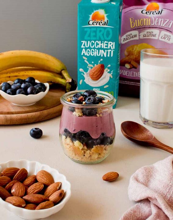 Ricetta Smoothie Banana Mirtilli con Crumble di Mandorle
