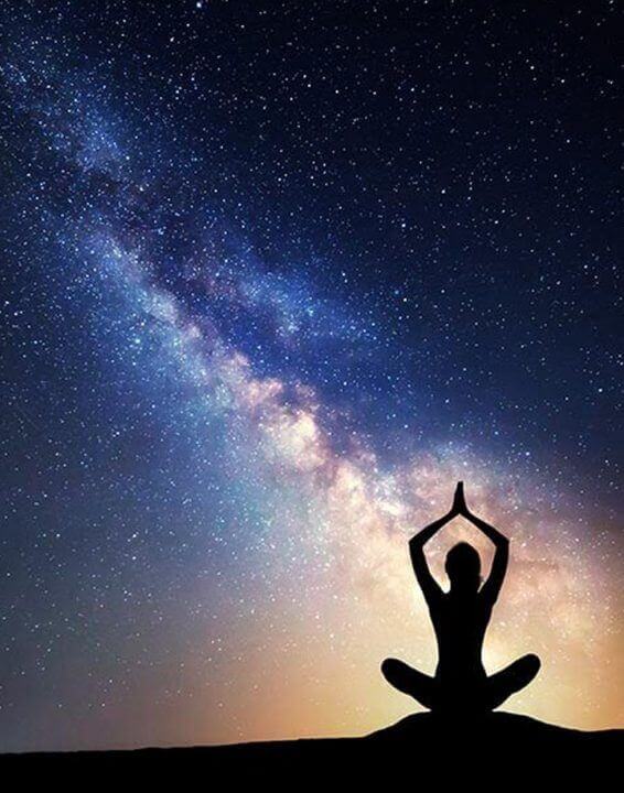 Yoga sotto le stelle: la soluzione ideale per riallineare corpo e mente