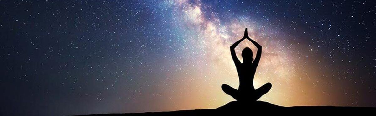 Yoga sotto le stelle: la soluzione ideale per riallineare corpo e mente